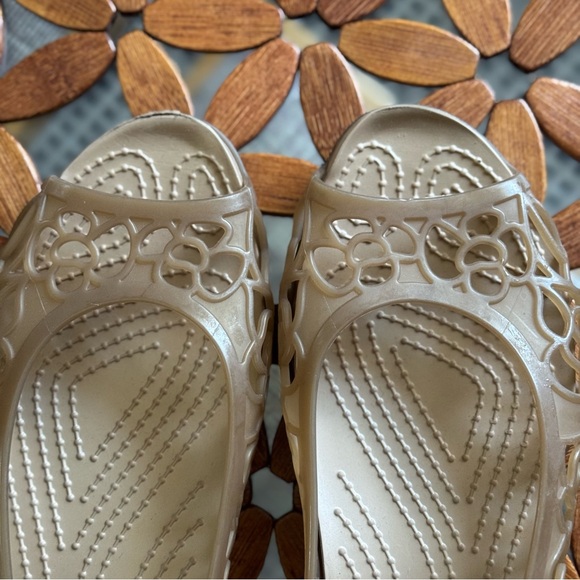 Crocs Isabella Jelly Flat: Peep-Toe Style with Gemlitetranslucent Uppers - Picture 4 of 13